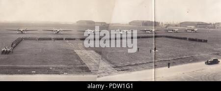 Droit de l'album photo de Karl Oberfeldwebel Gendner de 1. La Kampfgeschwader 40, Staffel : grande parade à l'Aérodrome de Giebelstadt, Bavière, le 20 avril 1936 - 47e anniversaire d'Adolf Hitler. Le line-up d'aéronefs comprend sept bombardiers Dornier Do 23 au premier plan. Banque D'Images