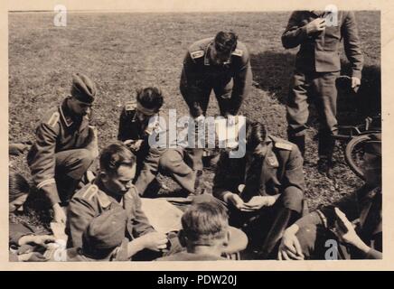 Droit de l'album photo de Karl Oberfeldwebel Gendner de 1. La Kampfgeschwader 40, Staffel : Karl Feldwebel (Gendner centre arrière, se pencher vers l'avant) et ses collègues de l'équipage 3./KGzbV, avec 9 kg d'équipage 4 Général Wever, préparer leurs plans de vol à l'Aérodrome de Sagan en Allemagne de l'est pendant la campagne de Pologne en septembre 1939. Banque D'Images