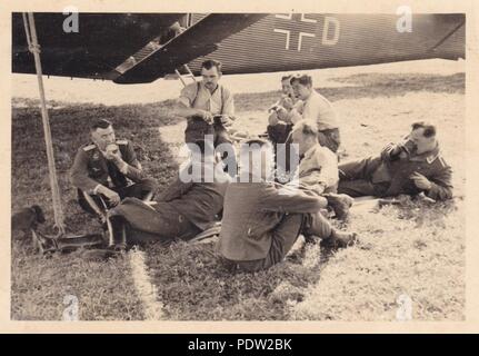 Droit de l'album photo de Karl Oberfeldwebel Gendner de 1. La Kampfgeschwader 40, Staffel : Karl Gendner (sur le droit à l'arrière) et d'autres membres de l'équipage de transport à partir du 3./KGzbV 9 se détendre entre les missions en regard de leur Junkers Ju52/3m à l'Aérodrome de Cracovie, Pologne, en septembre 1939. Banque D'Images