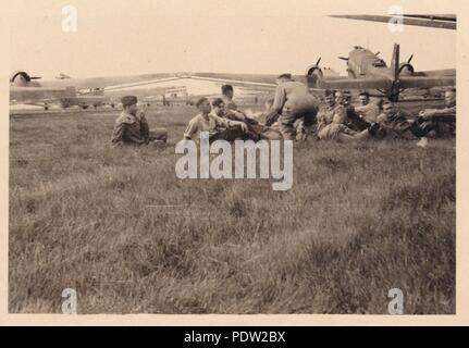 Droit de l'album photo de Karl Oberfeldwebel Gendner de 1. La Kampfgeschwader 40, Staffel : Karl Gendner (troisième à partir de la gauche) et d'autres membres de l'équipage de transport à partir du 3./KGzbV 9 se détendre entre les missions en regard de leur Junkers Ju52/3m à l'Aérodrome de Brest-Litovsk, la Pologne en septembre 1939. Banque D'Images