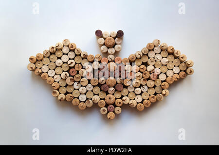 Wine corks bat ossature isolé sur fond blanc Banque D'Images