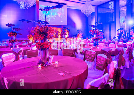 Luxe et réception de mariage coloré le dîner avec configuration de table Décoration de fleurs bouquet de rose-bleu thème de partie de nuit sangeet indi traditionnels Banque D'Images