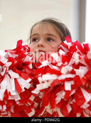 Une fillette de quatre ans participe à une classe de cheerleading. Banque D'Images