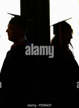 Deux diplômés dos à dos en 2018. Banque D'Images