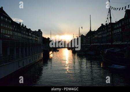 Le soleil se couche sur le canal de Nyhavn, Copenhague en Banque D'Images