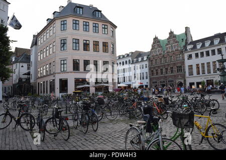 Une foule de vélos garés à Copenhague, Danemark Banque D'Images