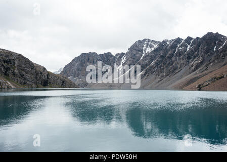 Lac Ala Kul au Kirghizstan Banque D'Images