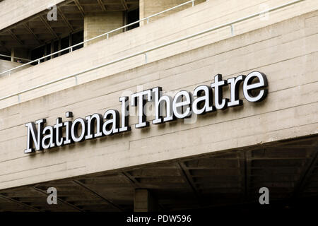 Le Théâtre National sur la rive sud de la Tamise, Londres, Angleterre Banque D'Images