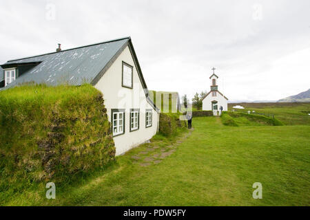 L'église luthérienne et une maison de ferme à Keldur, l'Islande, le site historique d'une ancienne ferme, situé sur la côte sud de l'Icelan Banque D'Images