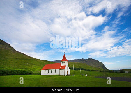 L'église luthérienne de l'agriculture à distance une vallée près du village de Toubacouta, Islande Banque D'Images
