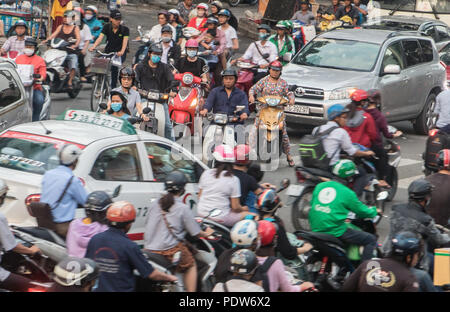 SAIGON, Vietnam, Mai 14 2017, la densité du trafic à l'intersection avec passant par les motos et les véhicules. Banque D'Images