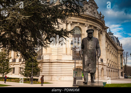 PARIS, FRANCE - Mars, 2018 : bronze statue de Winston Churchill au Petit Palais à Paris Banque D'Images