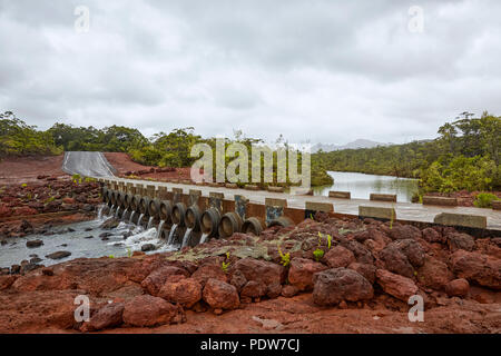 Pont sur la Route de Prony en Nouvelle Calédonie Grande Terre de l'île du Pacifique Banque D'Images