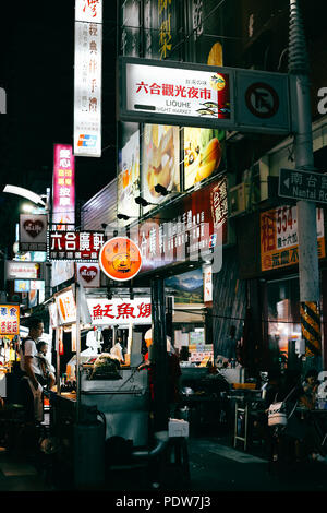 Kaohsiung, Taiwan - le 7 mai 2018 : le marché de nuit de Liuhe food street Banque D'Images