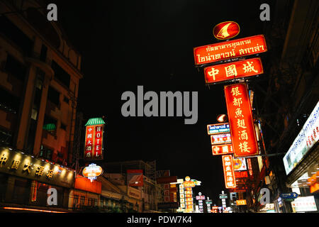 Bangkok, Thaïlande - le 9 novembre 2017 : les restaurants de Chinatown en néon et nuit à la rue Yaowarat Road Banque D'Images