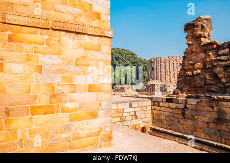 Qûtb Minâr anciennes ruines à Delhi, Inde Banque D'Images