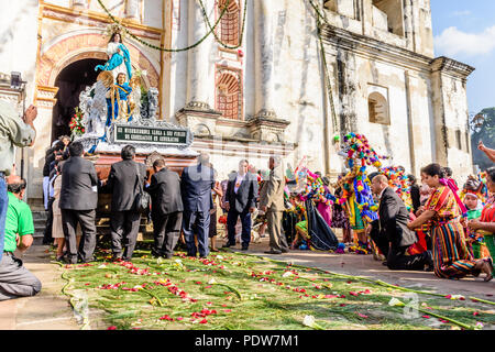 San Juan del Obispo, Guatemala - 1 janvier 2017 : procession catholique quitte l'église le jour de l'an près de site du patrimoine mondial de l'Unesco d'Antigua. Banque D'Images