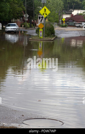 BILTMORE FOREST, NORTH CAROLINA, USA - 30 MAI 2018 : Une rivière inondation couvre une rue et trottoir avec de l'eau Banque D'Images