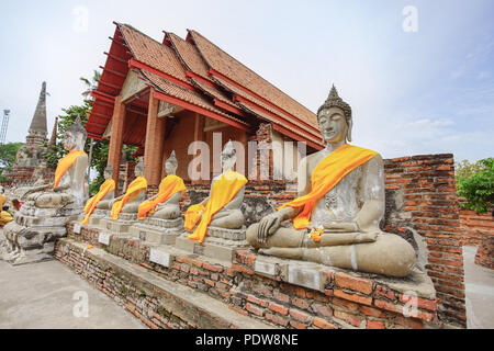 L'image du Bouddha de Wat Yai Chai Mongkhon, province d'Ayutthaya, Thaïlande. Banque D'Images