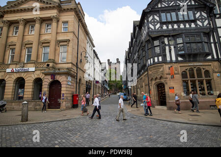 Vieux bâtiments historiques jusqu'à la st Werburgh Street en direction de la cathédrale de Chester chester cheshire england uk Banque D'Images