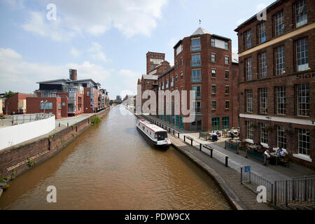 Chester canal comme la ligne principale du canal de Shropshire Union à Chester passant de réaménagement et de vieux entrepôts réaffectés cheshire england uk Banque D'Images