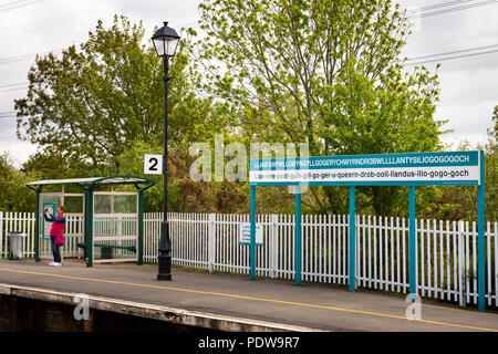 Royaume-uni, Pays de Galles, Anglesey, Llanfairpwllgwyngyllgogerychwyrndrobwllllantysiliogogogoch panneau indicateur de gare avec guide anglais pronunciaton Banque D'Images