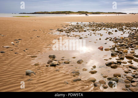 Royaume-uni, Pays de Galles, Anglesey, Newborough, île Llanddwyn à partir de la plage à marée basse Banque D'Images