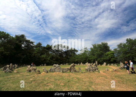 Les marcheurs aux Rois des hommes, le cercle de pierres de Rollright Stones, près de Chipping Norton, Oxfordshire, Angleterre. Banque D'Images