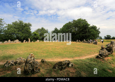 Les marcheurs aux Rois des hommes, le cercle de pierres de Rollright Stones, près de Chipping Norton, Oxfordshire, Angleterre. Banque D'Images