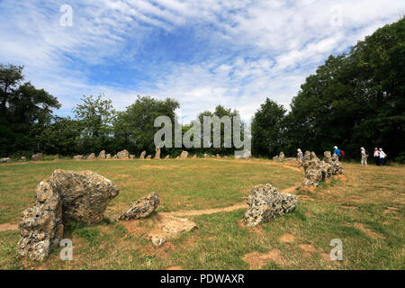 Les marcheurs aux Rois des hommes, le cercle de pierres de Rollright Stones, près de Chipping Norton, Oxfordshire, Angleterre. Banque D'Images