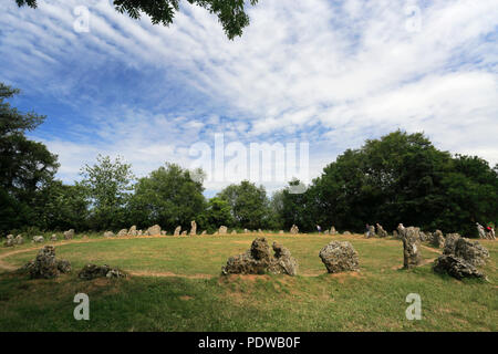 Les marcheurs aux Rois des hommes, le cercle de pierres de Rollright Stones, près de Chipping Norton, Oxfordshire, Angleterre. Banque D'Images