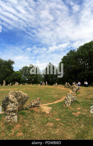 Les marcheurs aux Rois des hommes, le cercle de pierres de Rollright Stones, près de Chipping Norton, Oxfordshire, Angleterre. Banque D'Images