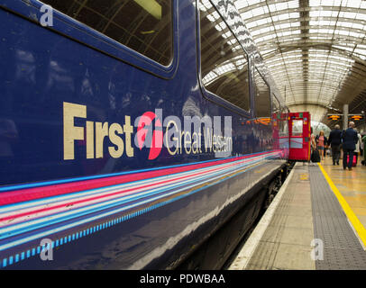 Vue rapprochée de la First Great Western Rail company logo sur le large d'un train à la gare de Paddington. Banque D'Images