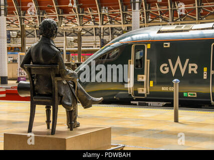 Statue d'Isambard Kingdom Brunel sur la gare Paddington de Londres avec un nouveau Great Western Railway train dans l'arrière-plan Banque D'Images