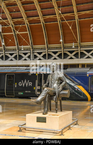 Statue d'Isambard Kingdom Brunel sur la gare Paddington de Londres avec un nouveau Great Western Railway train dans l'arrière-plan Banque D'Images