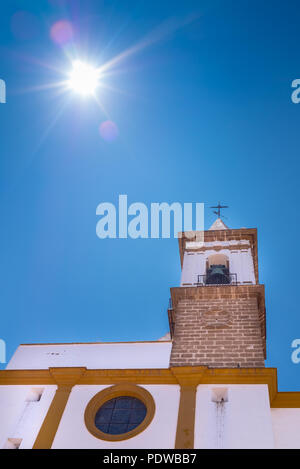 Reflet du soleil chevrons contre un ciel bleu journée d'été au-dessus de l'église du xvie siècle Parroquia de Las Angustias à Ayamonte, Huelva province, Andalusia, Spain Banque D'Images