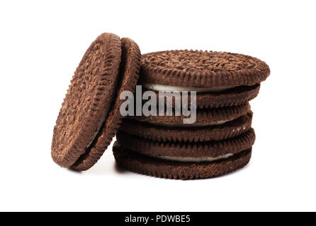 Les cookies au chocolat avec crème dépôt isolé sur fond blanc Banque D'Images