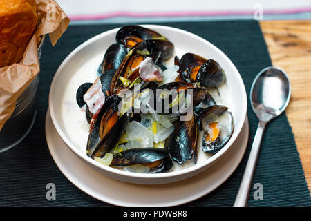 Moules aux oignons et lardons à la crème en plaque profonde Banque D'Images