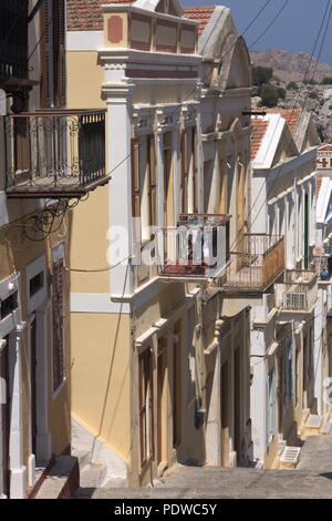 L'île grecque de Symi. Néo Classique maisons peintes dans des tons pastel Banque D'Images