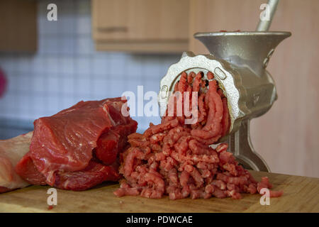 Un hachoir à viande se trouve dans une cuisine Banque D'Images