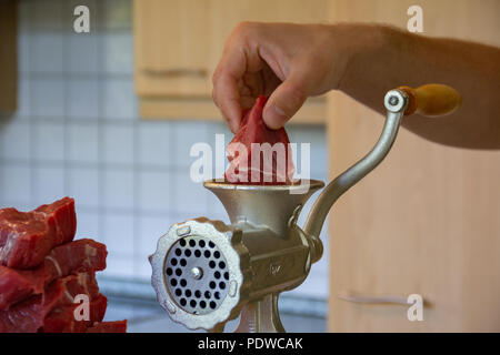 Un hachoir à viande se trouve dans une cuisine Banque D'Images