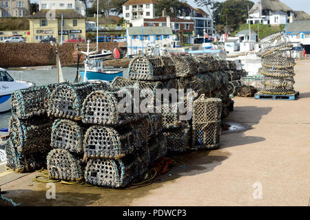 Des casiers à homard sur le quai au port de Paignton. Banque D'Images