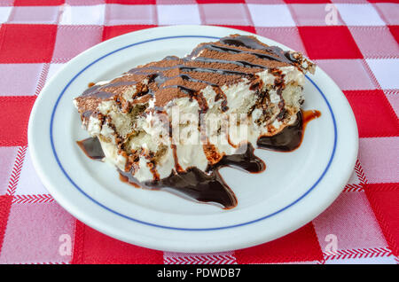 Tranche de self-made dessert tiramisu italien servi sur un plateau Banque D'Images