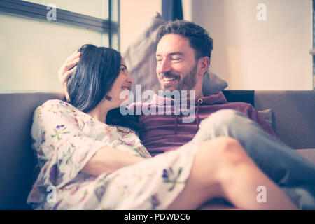 Cheerful man and woman portrait en activité de loisirs à la maison sourire et profiter de la vie en attendant un nouveau bébé pour compléter le couple et la famille. Happy peop Banque D'Images