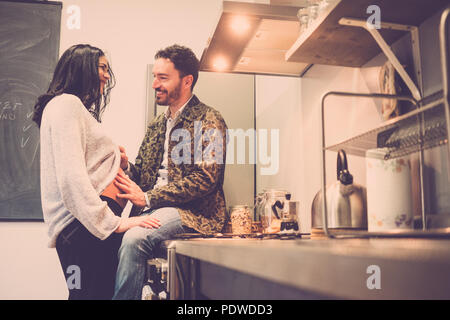 Couple de l'homme et de la femme caucasian heureux les gens heureux et s'amuser avec le ventre de la dame enceinte. sourire et rire en attendant le nouveau fils travail amour . Banque D'Images