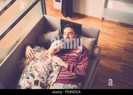 L'amour et des relations concept pour l'homme et de la femme de race blanche s'étendit sur le canapé à la maison. tendresse et amour pour nice people Banque D'Images