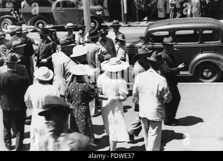 215 1 127739 StateLibQld les foules à l'extérieur de la Cour suprême, Brisbane, en attente de décision sur appel électoral, 1938 Banque D'Images