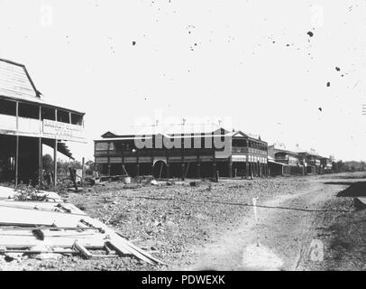 221 1 138571 StateLibQld Commercial Hotel sur la rue Drummond, Clermont, après l'inondation de 1916 Banque D'Images