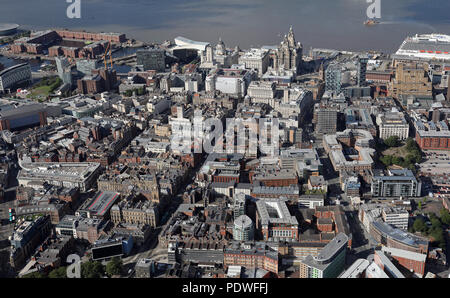 Vue aérienne du centre-ville de Liverpool à bas Dale Street / rue de l'eau & Tithebarn Street en direction de la Royal Liver Building Banque D'Images