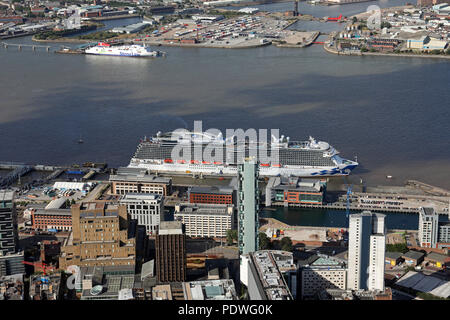 Vue aérienne de la MS Royal Princess bateau de croisière à quai à Liverpool, Royaume-Uni Banque D'Images